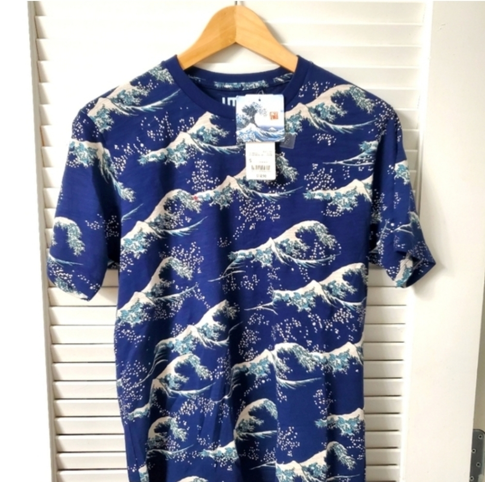 Uniqlo Hokusai Blue Graphic Tee - waves